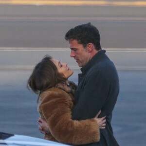 Exclusif - Ben Affleck et sa compagne Jennifer Lopez s'embrassent tendrement sur le tarmac de l'aéroport de Los Angeles, le 7 novembre 2021. 