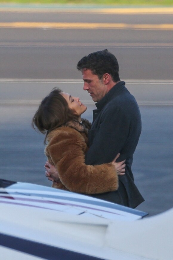 Exclusif - Ben Affleck et sa compagne Jennifer Lopez s'embrassent tendrement sur le tarmac de l'aéroport de Los Angeles, le 7 novembre 2021. 