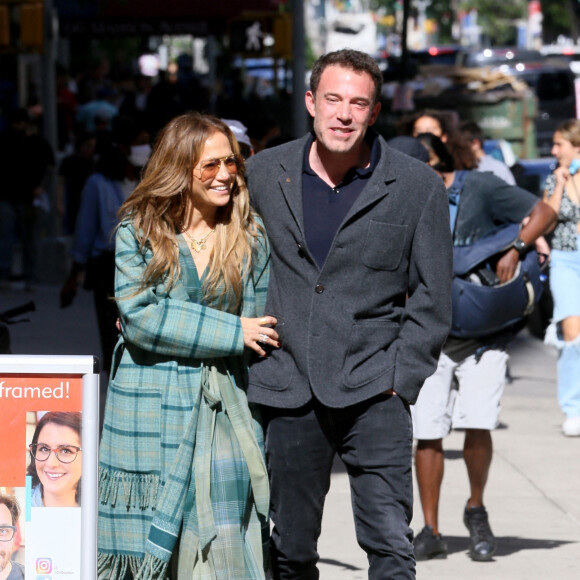 Jennifer Lopez et son compagnon Ben Affleck se sont arrêtés pour s'embrasser lors d'une balade en amoureux à New York, le 26 septembre 2021. 