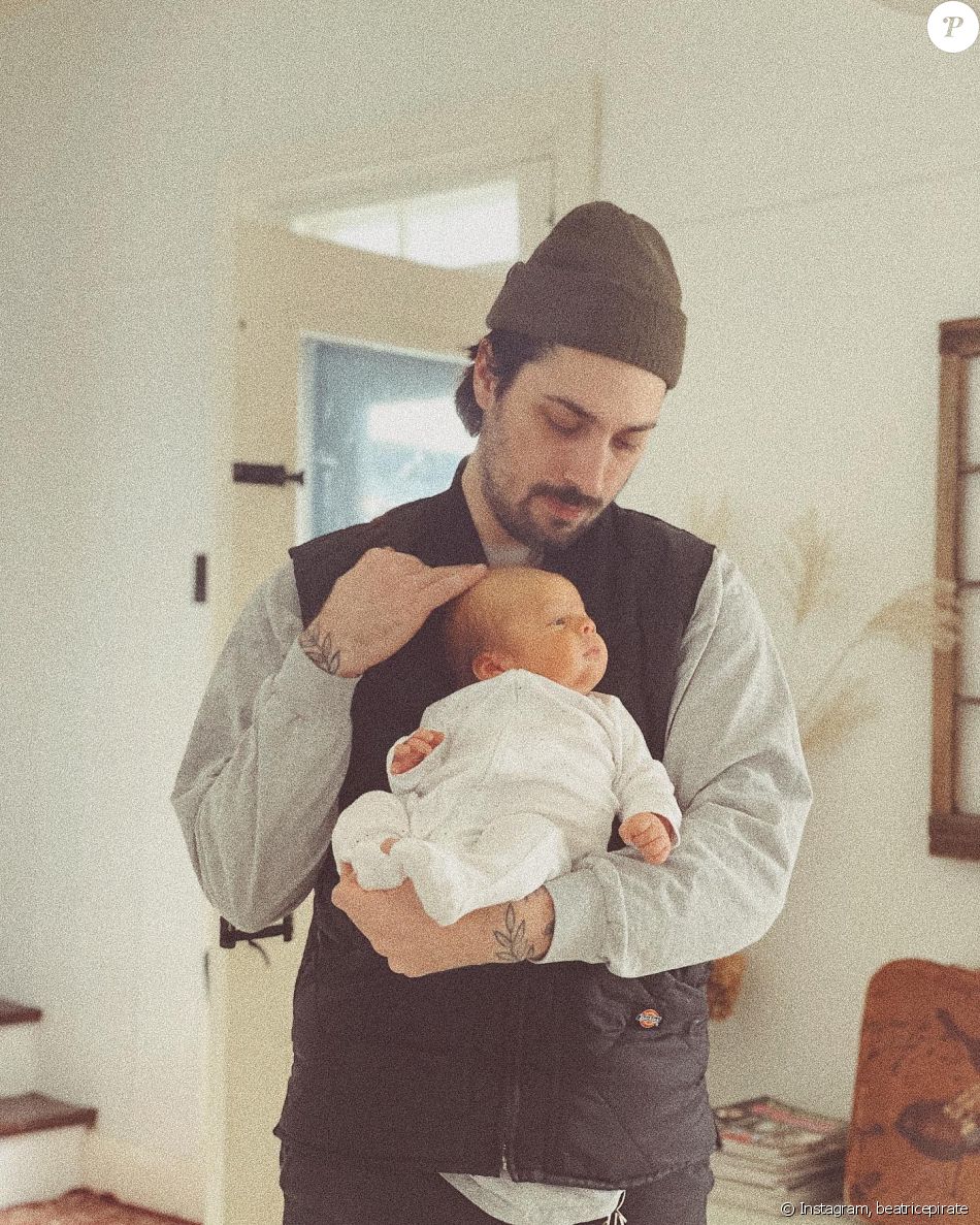 Coeur de Pirate a partagé cette photo de son compagnon tenant son bébé