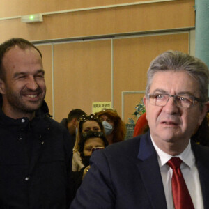 Jean-Luc Mélenchon, candidat à l'élection présidentielle, vote pour le premier tour à l'école maternelle des Dames à Marseille le 10 avril 2022.