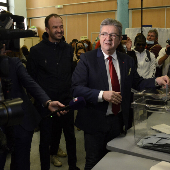 Jean-Luc Mélenchon, candidat à l'élection présidentielle, vote pour le premier tour à l'école maternelle des Dames à Marseille le 10 avril 2022.