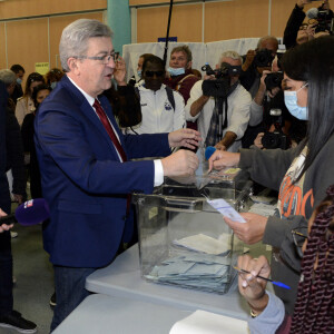 Jean-Luc Mélenchon, candidat à l'élection présidentielle, vote pour le premier tour à l'école maternelle des Dames à Marseille le 10 avril 2022.