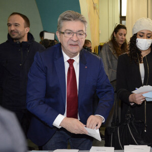 Jean-Luc Mélenchon, candidat à l'élection présidentielle, vote pour le premier tour à l'école maternelle des Dames à Marseille le 10 avril 2022.
