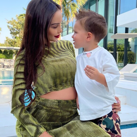Nabilla Benattia avec son fils Milann