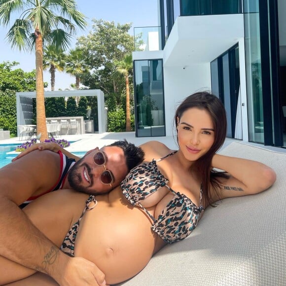 Nabilla Benattia enceinte et en bikini