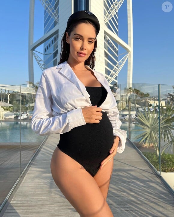 Nabilla Benattia enceinte et divine en bikini