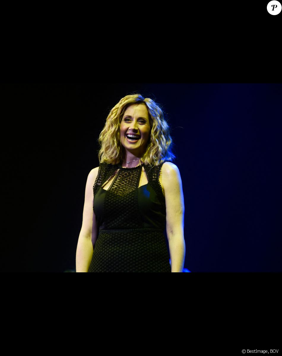 Lara Fabian surprend en décolleté plongeant son look fait sensation le diaporama Purepeople