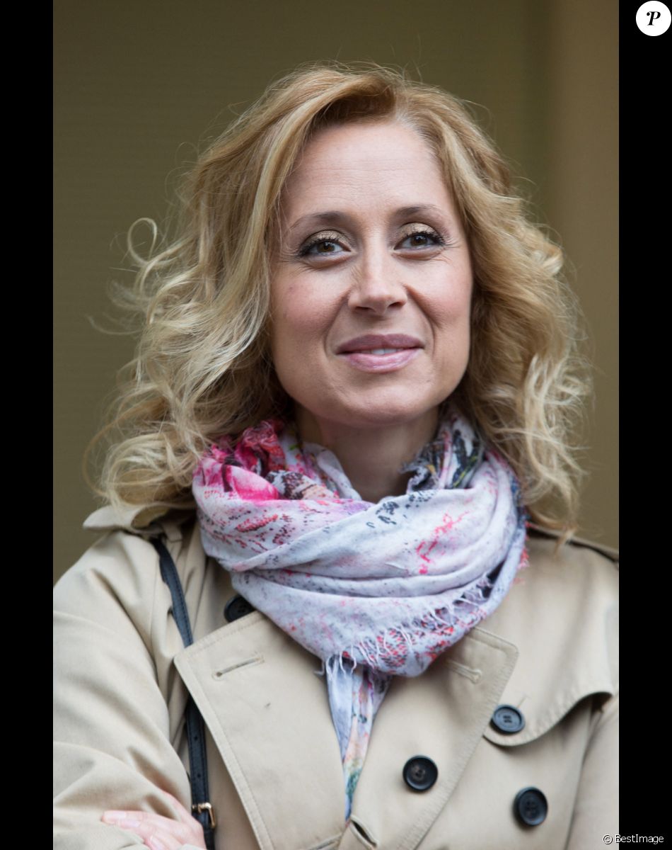Lara Fabian et son mari Gabriel Di Giorgio assistent à la ducasse de Mons ou Doudou, une fête locale basée sur des traditions ancestrales qui a lieu tous les ans à Mons, en Belgique. L'origine de la fête remonte au Moyen Âge. Lara Fabian était accompagnée par Elio Di Rupo, Maire ( Bourgmestre ) de la ville de Mons et Président du Parti socialiste belge. Belgique, Mons, 22 mai 2016
