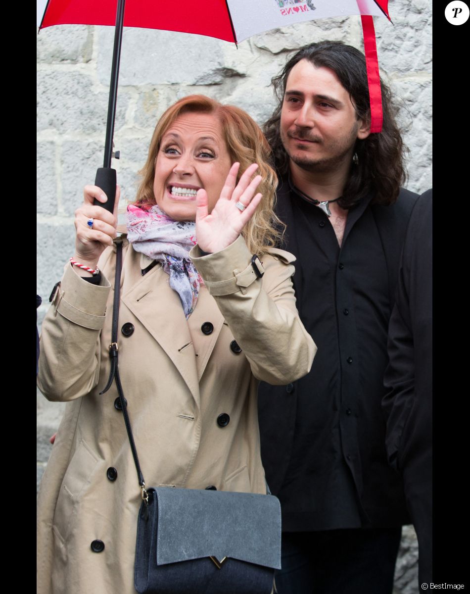 Lara Fabian et son mari Gabriel Di Giorgio assistent à la ducasse de Mons ou Doudou, une fête locale basée sur des traditions ancestrales qui a lieu tous les ans à Mons, en Belgique. L'origine de la fête remonte au Moyen Âge. Lara Fabian était accompagnée par Elio Di Rupo, Maire ( Bourgmestre ) de la ville de Mons et Président du Parti socialiste belge. Belgique, Mons, 22 mai 2016