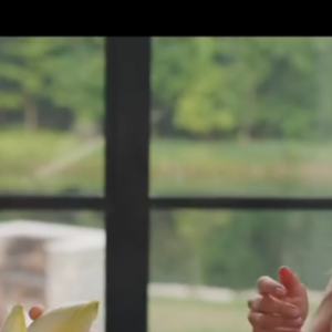 Lara Fabian et sa fille Lou, 13 ans, dans la vidéo promotionnelle pour la sortie du livre culinaire "Je passe à table".