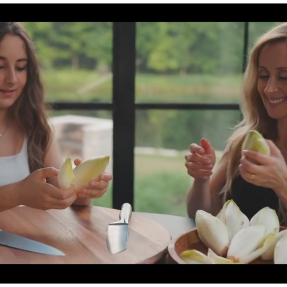 Lara Fabian et sa fille Lou, 13 ans, dans la vidéo promotionnelle pour la sortie du livre culinaire "Je passe à table".