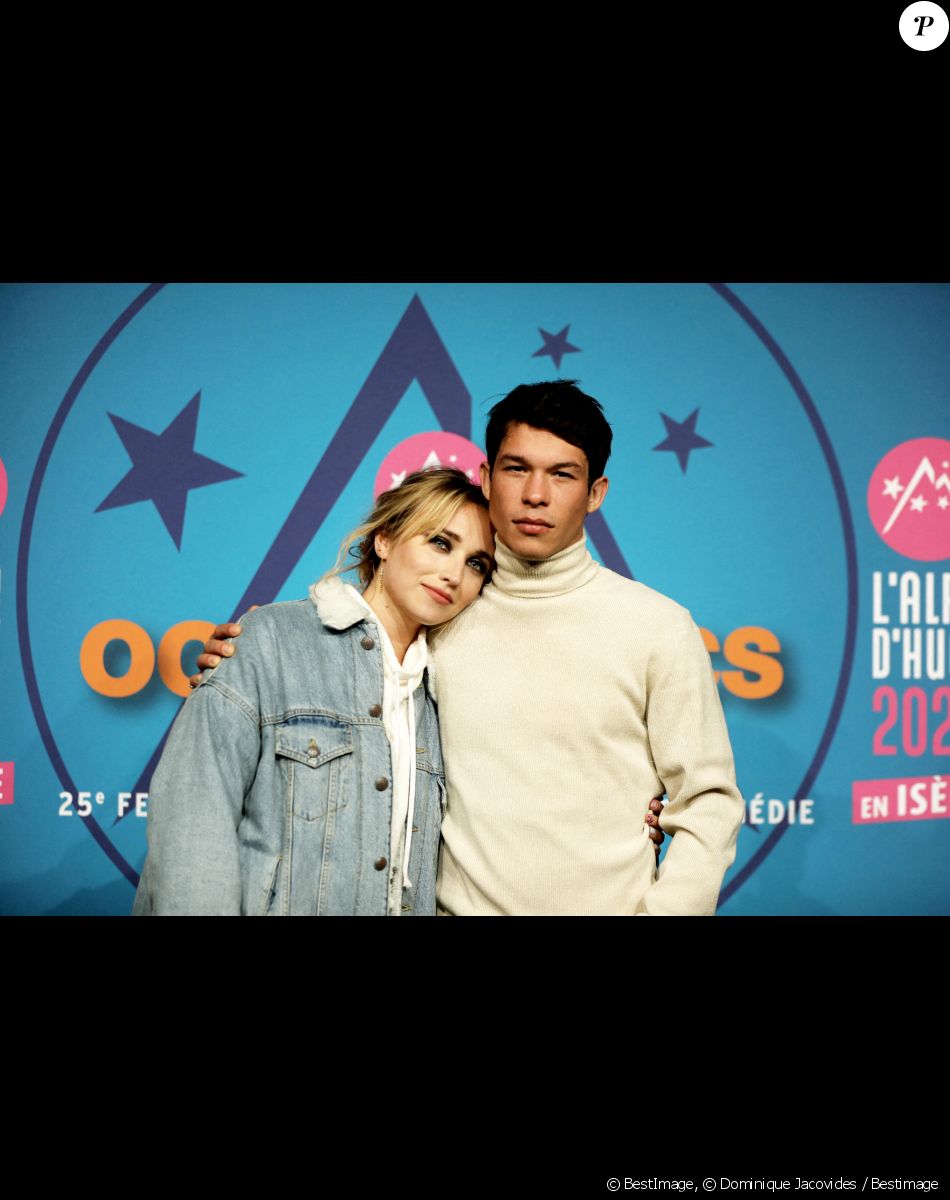 Chloé Jouannet et son compagnon Sandor Funtek - Photocall de la soirée lors de la 25ème édition du Festival international du film de comédie de l'Alpe d'Huez le 20 janvier 2022 © Dominique Jacovides / Bestimage