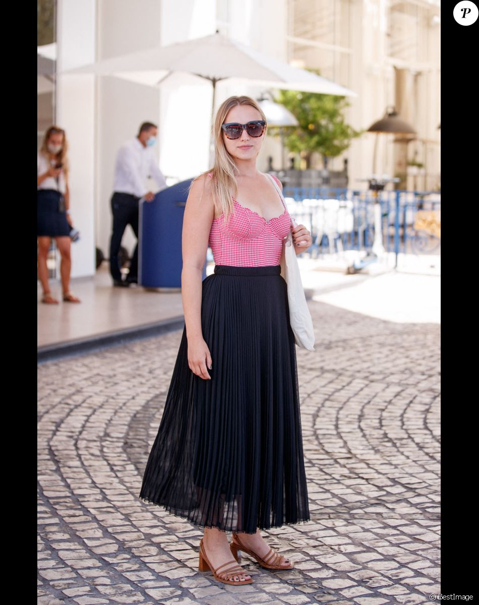 Chloé Jouannet à la sortie de l'hôtel Martinez en marge du 74ème festival international du film de Cannes le 11 juillet 2021