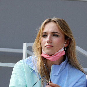 Chloé Jouannet et Nikola Lange (créateur de la série "Derby Girl") dans les tribunes du tournoi de Roland Garros à Paris, le 30 mai 2021. © Dominique Jacovides/Bestimage 