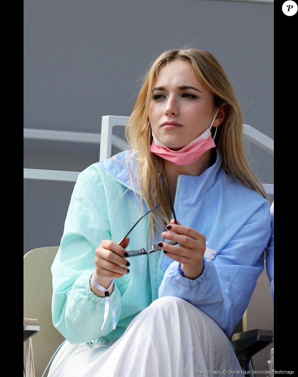 Chloé Jouannet et Nikola Lange (créateur de la série "Derby Girl") dans les tribunes du tournoi de Roland Garros à Paris, le 30 mai 2021. © Dominique Jacovides/Bestimage