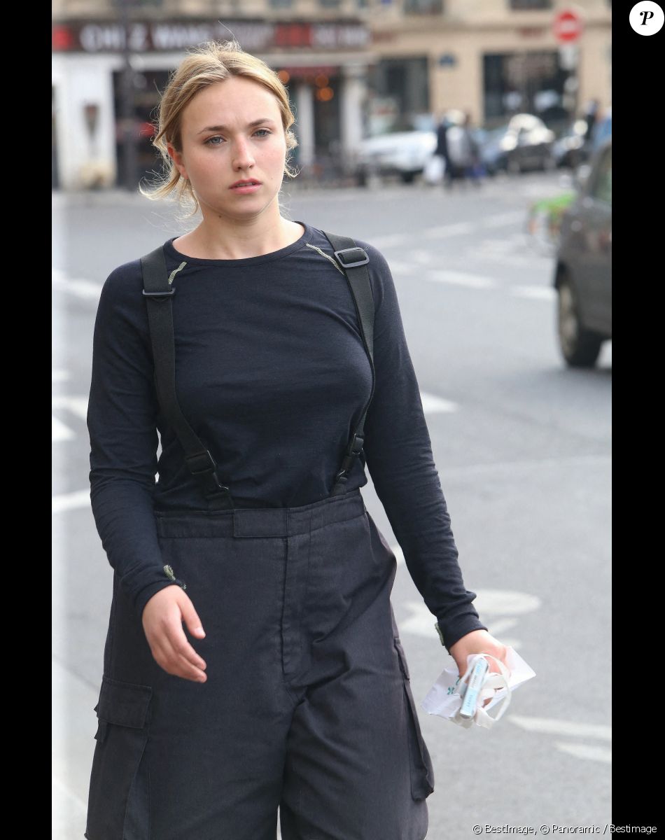 Chloé Jouannet - Tournage du film "Notre-Dame brûle" de Jean-Jacques Annaud à Paris le 20 avril 2021. © Panoramic / Bestimage