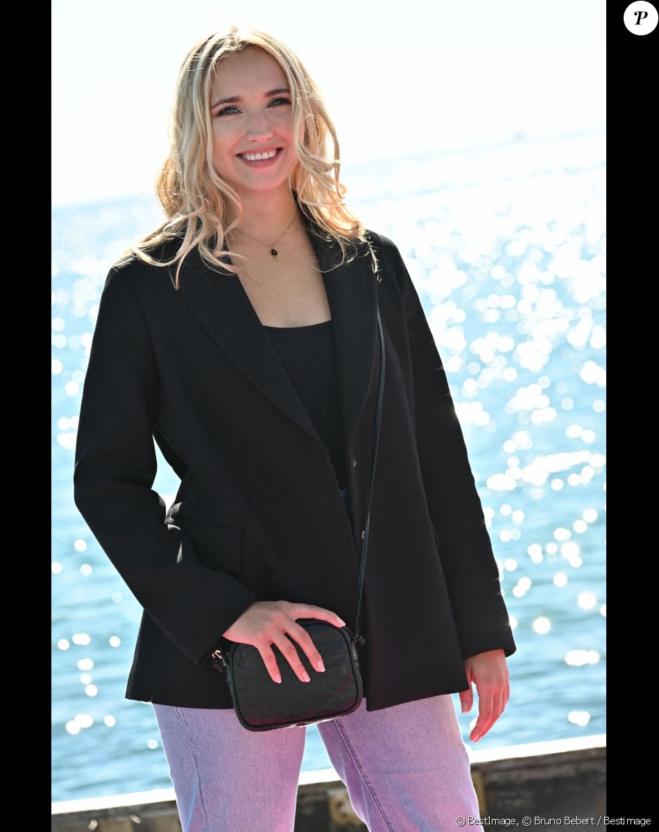 Chloé Jouannet lors du photocall de "Derby Girl" dans le cadre de Canneseries saison 3 au Palais des Festivals à Cannes le 12 octobre 2020. © Bruno Bebert / Bestimage