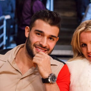 Britney Spears et son compagnon Sam Asghari lors du match de NBA "Lakers - Warriors" au Staples Center à Los Angeles, le 29 novembre 2017. © CPA/Bestimage