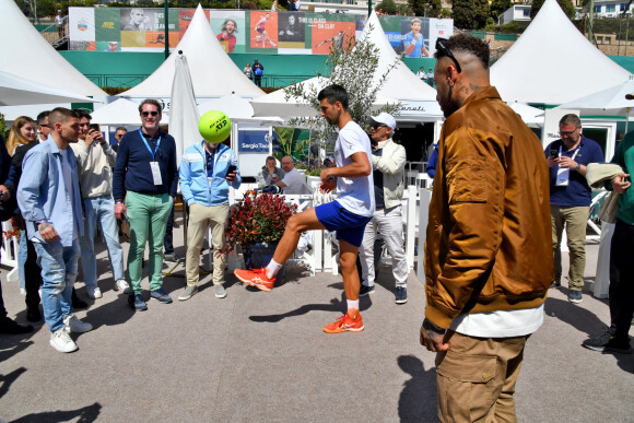 Marco Verratti, Neymar et Novak Djokovic - concours de dribbles - - Tennis : Les célébrités assistent à la 115ème édition du Rolex Monte-Carlo Masters à Monaco le 11 avril 2022 © Bruno Bebert / Bestimage