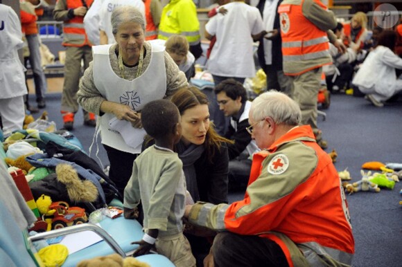 Carla Bruni Sarkozy le 22 janvier à Roissy pour accueillir les 33 orphelins haïtiens