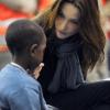 Carla Bruni Sarkozy le 22 janvier à Roissy pour accueillir les 33 orphelins haïtiens