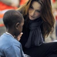 Carla Bruni : La Première dame a accueilli les enfants haïtiens adoptés par des familles françaises... (réactualisé)
