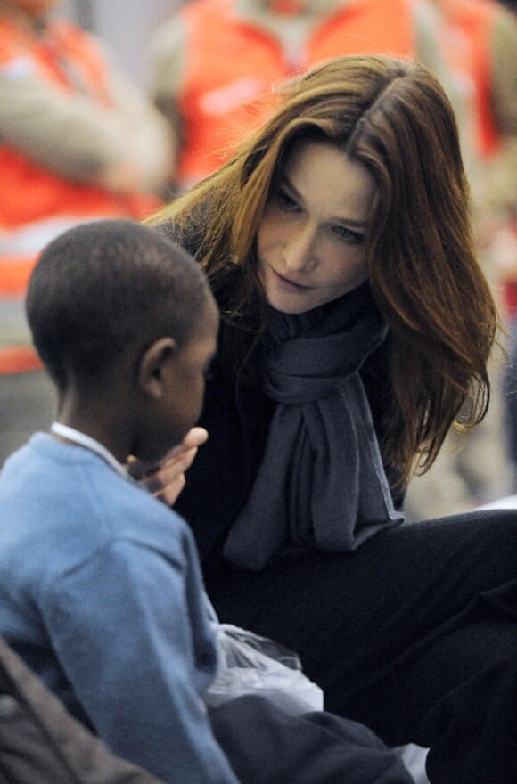 Carla Bruni Sarkozy le 22 janvier à Roissy pour accueillir les 33 orphelins haïtiens