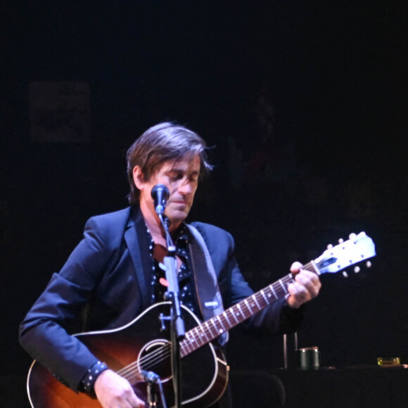 Jacques Dutronc et Thomas Dutronc en showcase de leur tournée "Dutronc & Dutronc" au Centre Evénementiel de Courbevoie le 11 avril 2022. Jacques et Thomas Dutronc se rejoignent sur scène pour une tournée unique ! Père et fils, monstres sacrés de la scène française, vous donnent rendez-vous pour des concerts exceptionnels sous le signe du partage et de la complicité. Deux artistes hors du commun à retrouver sur les routes de France. © Coadic Guirec/Bestimage