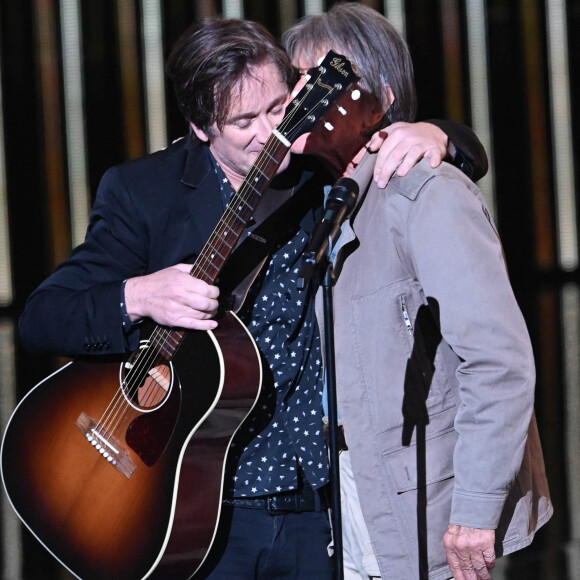 Thomas Dutronc et Jacques Dutronc (Victoire d'honneur) lors de la 37ème cérémonie des Victoires de la musique à la Seine musicale de Boulogne-Billancourt, le 11 février 2022. © Guirec Coadic/Bestimage