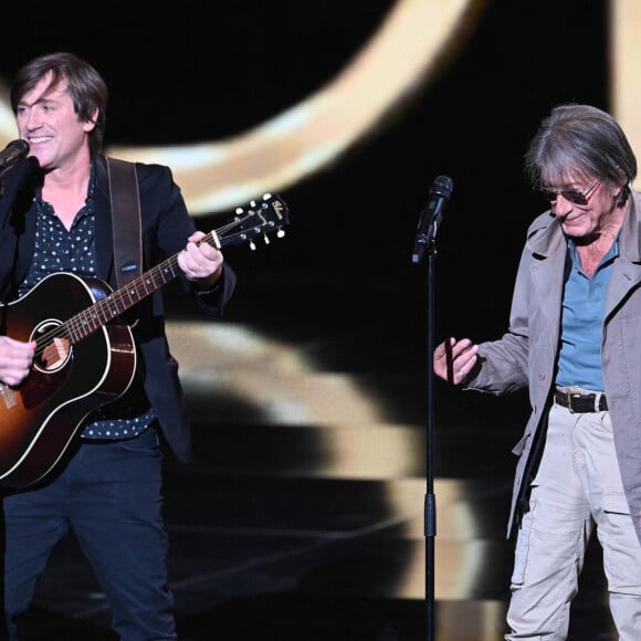 Thomas Dutronc et Jacques Dutronc (Victoire d'honneur) lors de la 37ème cérémonie des Victoires de la musique à la Seine musicale de Boulogne-Billancourt, le 11 février 2022. © Guirec Coadic/Bestimage