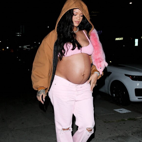 Rihanna a diné au restaurant "Nice Guy" à West Hollywood, le 11 avril 2022. 