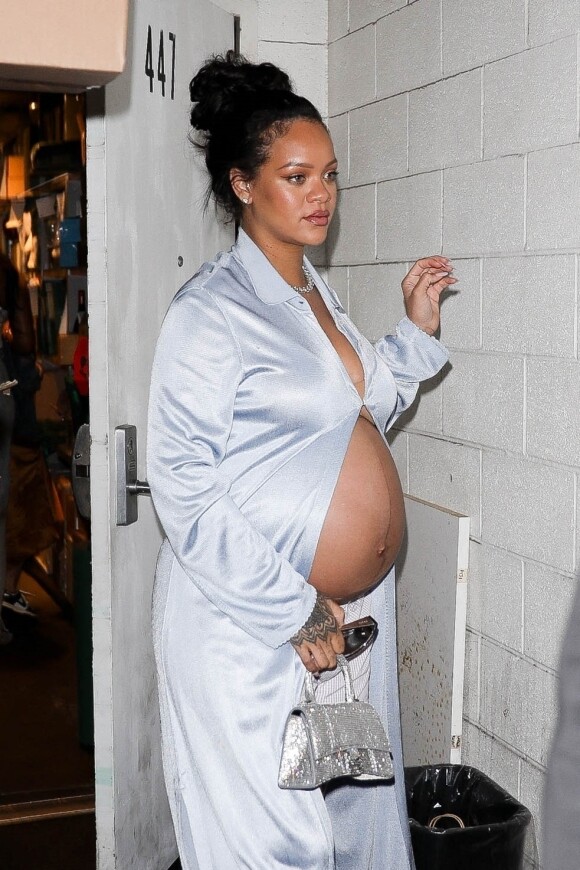 Rihanna enceinte a dîné dans un restaurant à Los Angeles, le 8 avril 2022.