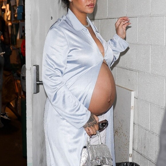 Rihanna enceinte a dîné dans un restaurant à Los Angeles, le 8 avril 2022.