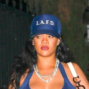 Rihanna enceinte quitte seule le restaurant Nobu à Los Angeles le 6 avril 2022.