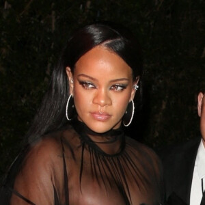 Rihanna, enceinte, arrive à l'after-party des Oscar de Jay-Z au Château Marmont à Los Angeles. Le 27 mars 2022.