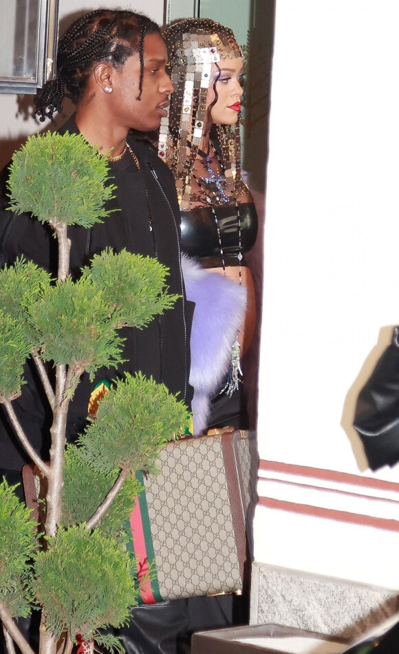 Rihanna, enceinte, et son compagnon ASAP Rocky à la sortie de leur hôtel lors de la Fashion Week de Milan, le 24 février 2022.