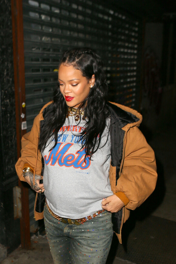 Rihanna, enceinte, est allée dîner au restaurant italien Carbone à New York.