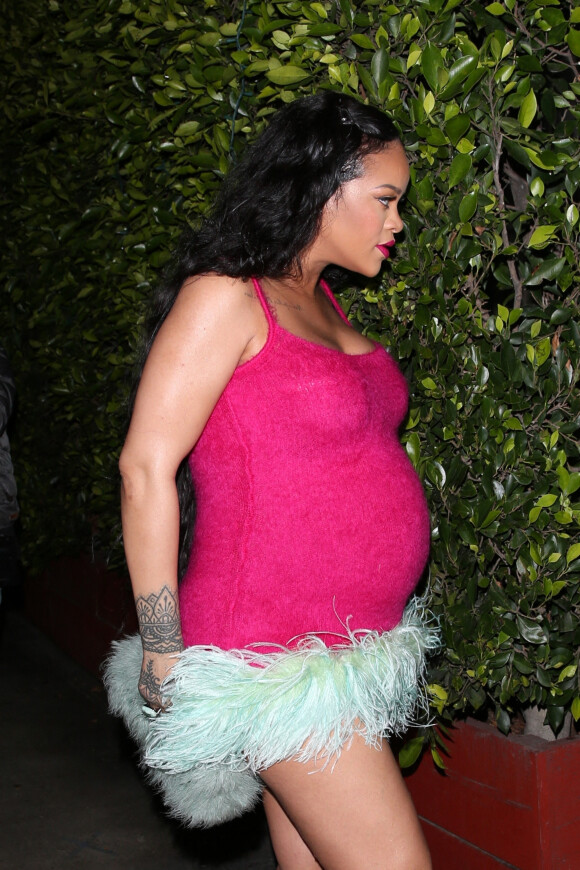 Exclusif - Rihanna, enceinte, va dîner chez Giorgio Baldi à Santa Monica, Los Angeles, le 2 avril 2022. 