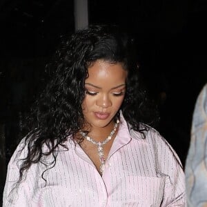Rihanna enceinte achète des vêtements pour bébés chez "Couture Kids" à West Hollywood, le 25 mars 2022. 