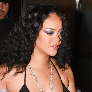 Rihanna enceinte quitte la soirée du défilé Gucci en marge de la fashion week à Milan.