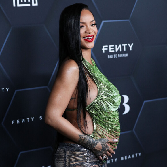 Rihanna (enceinte) au photocall "Fenty Beauty et Fenty Skin" à Los Angeles, le 11 février 2022. 