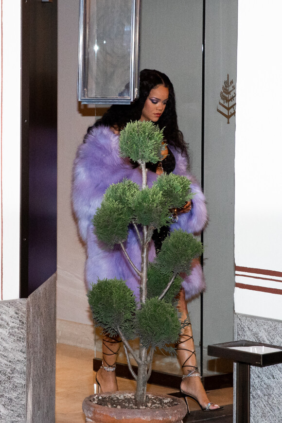 Rihanna enceinte et son compagnon Asap Rocky quittent l'hôtel Four Seasons pour se rendre à la soirée Gucci en marge de la fashion week à Milan le 25 février 2022. © Tiziano Da Silva/Bestimage 