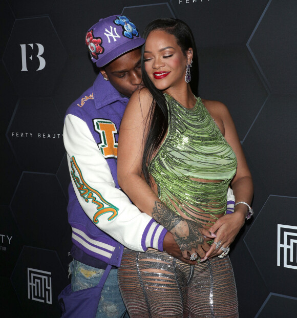 Rihanna (enceinte) et son compagnon ASAP Rocky au photocall "Fenty Beauty et Fenty Skin" à Los Angeles, le 11 février 2022.