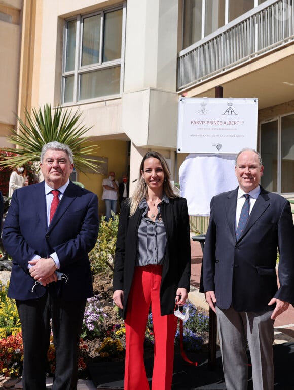 Exclusif - Le ministre d'Etat Pierre Dartout, Benoîte de Sevelinges (directrice du centre hospitalier princesse Grace), le prince Albert II de Monaco - Le prince Albert II de Monaco inaugure le parvis Prince Albert 1er (fondateur de l'hôpital de Monaco en 1902) du Centre Hospitalier Princesse Grace à Monaco le 9 avril 2022. © Claudia Albuquerque/Bestimage 