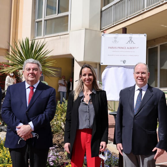 Exclusif - Le ministre d'Etat Pierre Dartout, Benoîte de Sevelinges (directrice du centre hospitalier princesse Grace), le prince Albert II de Monaco - Le prince Albert II de Monaco inaugure le parvis Prince Albert 1er (fondateur de l'hôpital de Monaco en 1902) du Centre Hospitalier Princesse Grace à Monaco le 9 avril 2022. © Claudia Albuquerque/Bestimage 