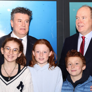 Guy Thomas et le prince Albert II de Monaco - Le prince Albert II de Monaco à l'inauguration de l'exposition photos de Greg Lecoeur sur les mesures d'éco-conception de Mareterra, à la galerie des Pêcheurs à Monaco le 6 avril 2022. 