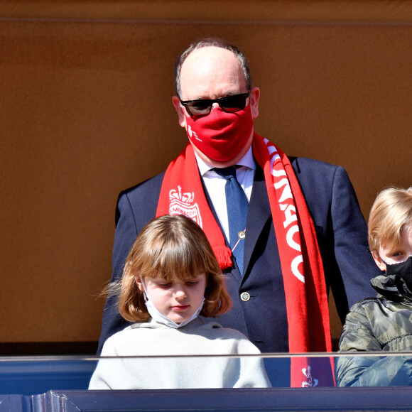 Le prince Albert II de Monaco et ses enfants, la princesse Gabriella et le prince héréditaire Jacques durant la rencontre de football de Ligue 1 Uber Eats, Monaco (1) - Reims (2) au Stade Louis II de Monaco, le 27 février 2022. © Bruno Bebert/Bestimage 