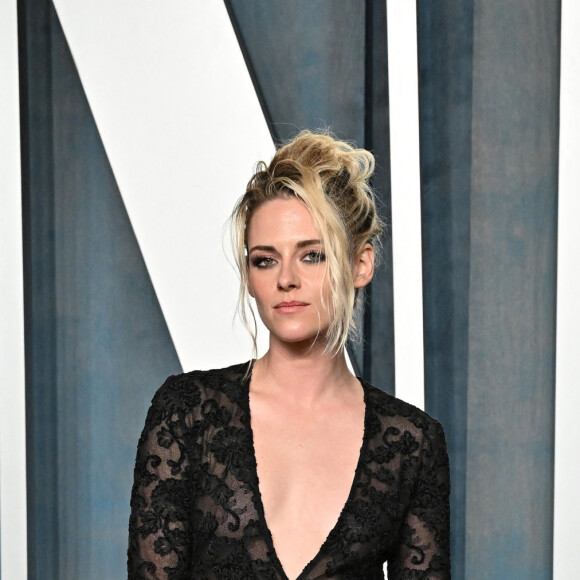 Kristen Stewart au photocall de la soirée "Vanity Fair" lors de la 94ème édition de la cérémonie des Oscars au Wallis Annenberg Center for the Performing Arts dans le quartier de Beverly Hills, à Los Angeles, Californie, Etats-Unis, le 27 mars 2022.