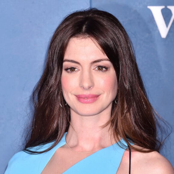 Anne Hathaway - Photocall lors de la première de la série "WeCrashed" à l'Academy Museum à Los Angeles, le 17 mars 2022.